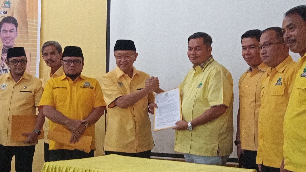 DPD I Golkar Jambi Serahkan SK Ketua DPRD Kota Jambi Kepada Kemas Faried Alfarelly 