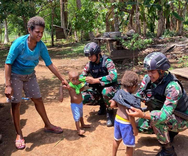 Bagikan Pakaian bagi Anak-Anak Papua di Kampung Toray, Distrik Sota, Merauke