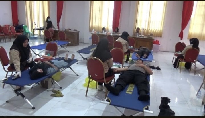 Donor Darah Serentak Polres Tanjabbarat sebagai Wujud Solidaritas di Hari Jadi Humas Polri ke-74