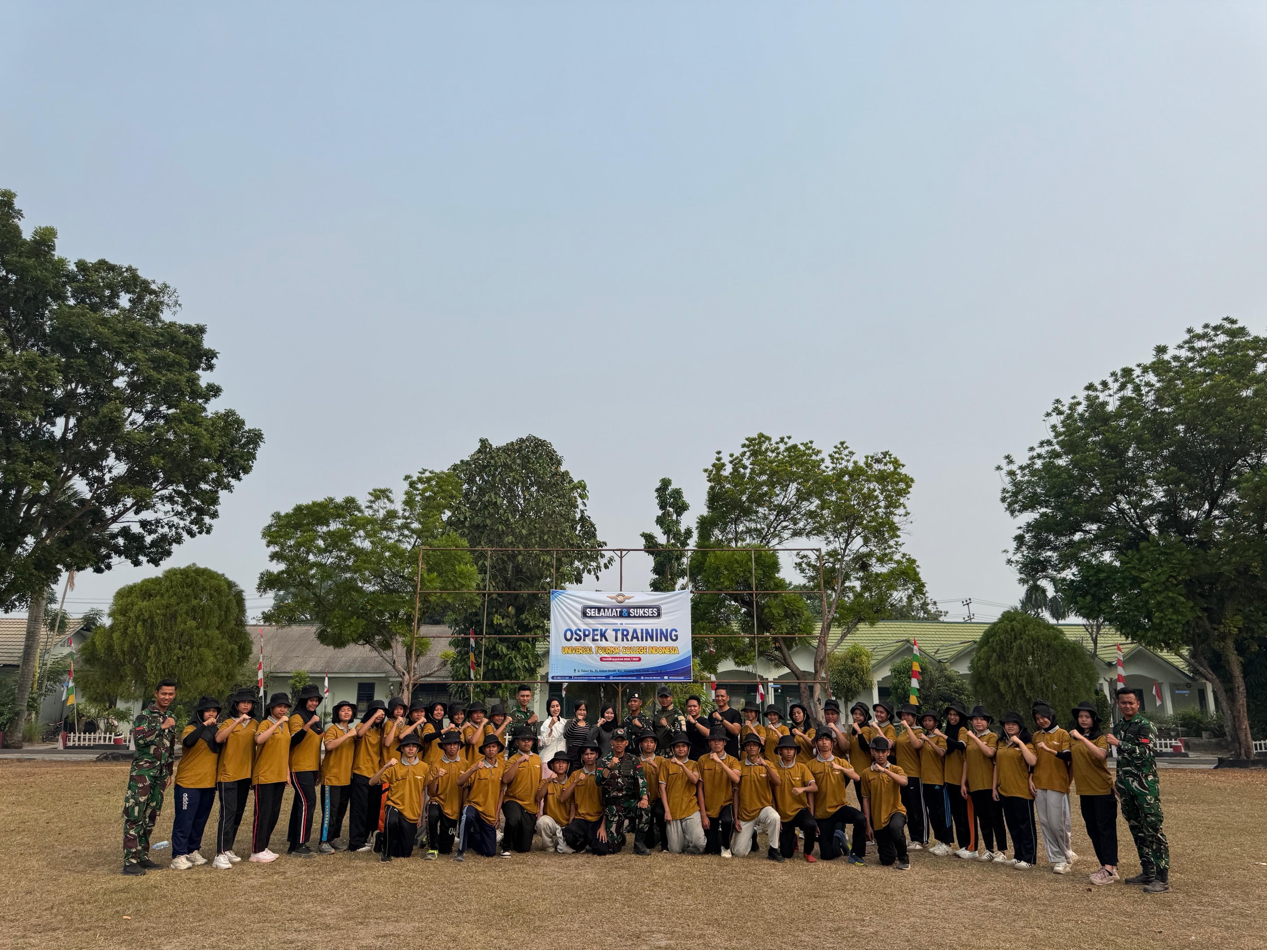 Universal Tourism College Gelar OSPEK di Markas Yonif 142/Ksatria Jaya, Tanamkan Disiplin dan Karakter Mahasis
