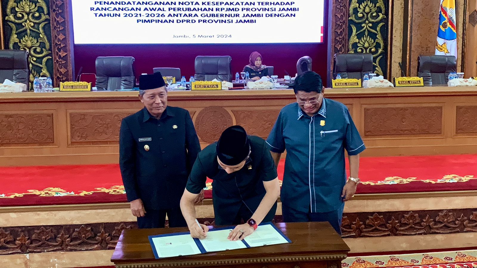 Rapat Paripurna DPRD Provinsi Jambi, Edi Purwanto Sahkan Rancangan Ranperda menjadi Perda