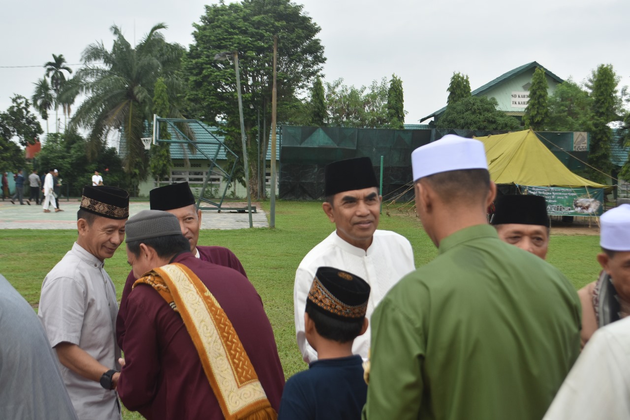 Antusias Masyarakat sholat Idul Adha bersama Anggota TNI di Lapangan Makorem 042/Gapu 