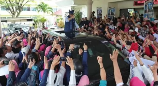 Anies Baswedan Tiba di Padang, Puluhan Masyarakat Teriakan Presiden