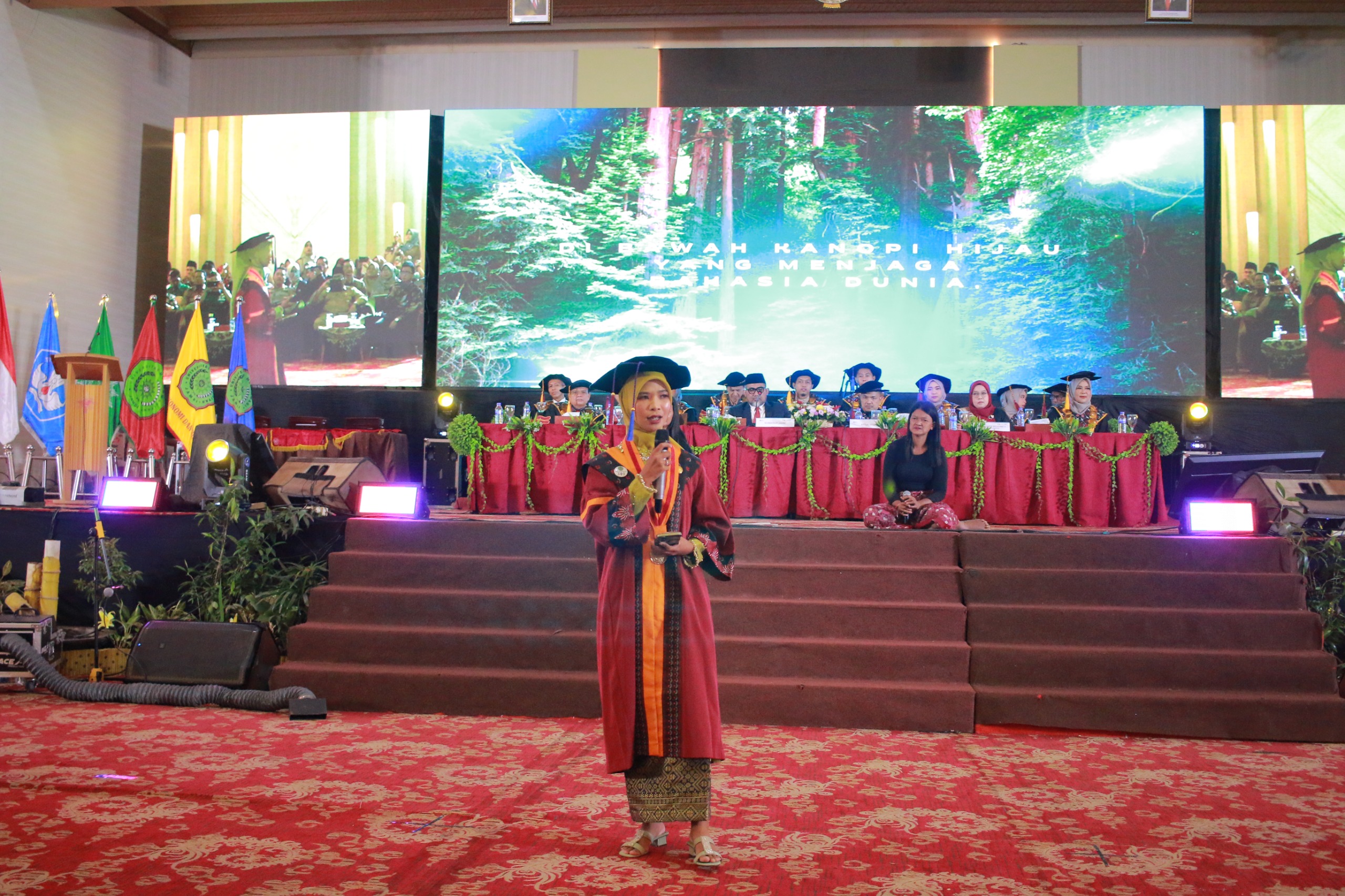 Perempuan Suku Anak Dalam Pertama yang Diwisuda Universitas Muhammadiyah Jambi