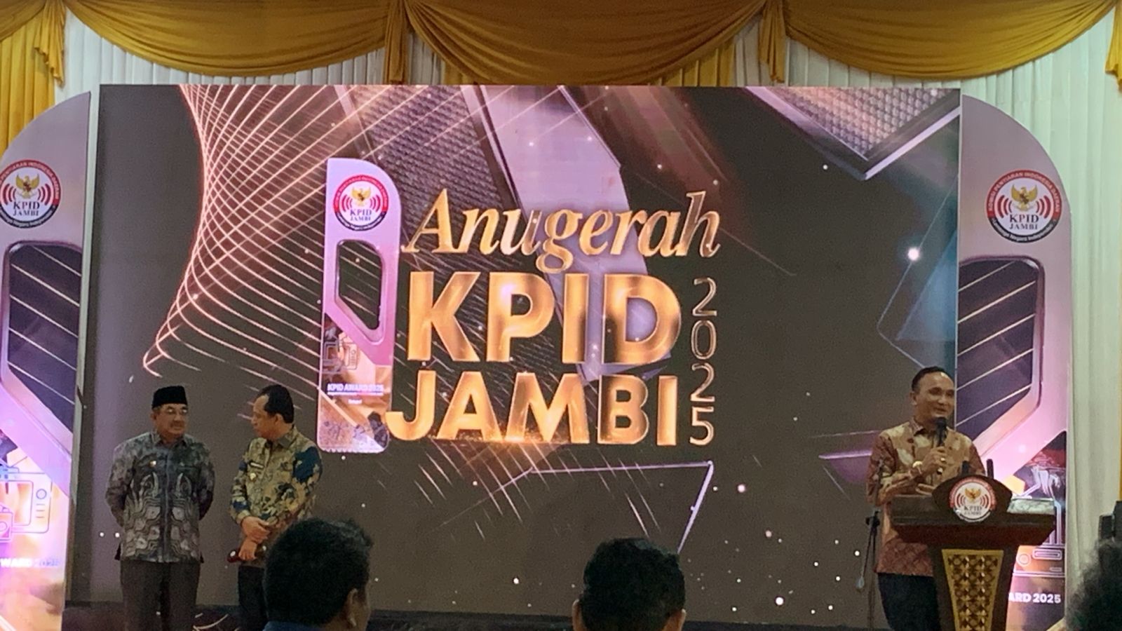 Bupati Sarolangun Menangkan Nominasi Kepala Daerah Peduli Penyiaran