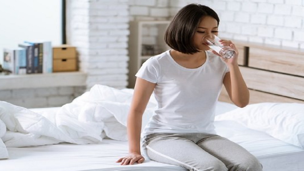 7 Manfaat Utama Minum Air Putih Saat Bangun Tidur, No 2 Cocok Bagi yang Tidak Ingin Berat Badan Naik