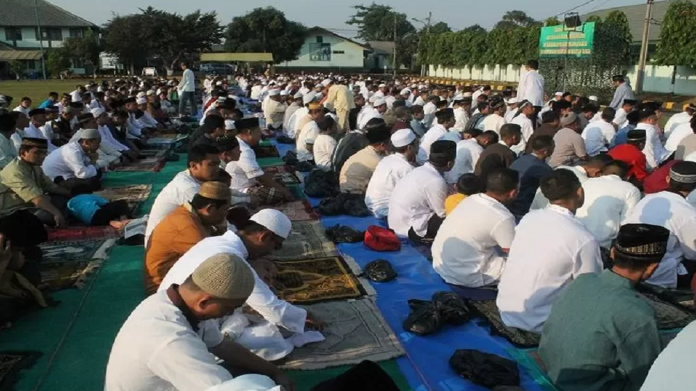 Bupati Muhammad Fadhil Arief dan Keluarga Sholat Ied di Masjid Rahmatullah