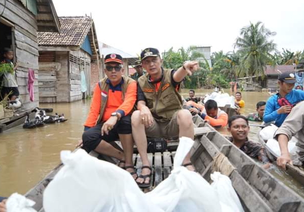 Gunakan Kapal Kecil, Bupati Muaro Jambi Bachyuni Deliansyah Saluran Bantuan Kepada Warga