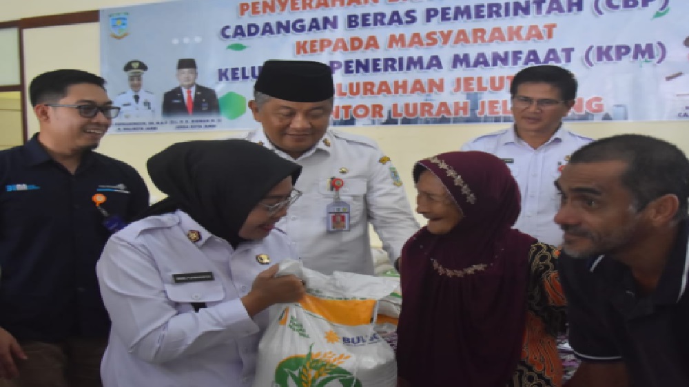 Pemerintah Kota Jambi Salurkan Bantuan Pangan dan CBP Kepada 27.283 Orang KPM