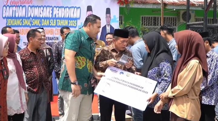 498 Siswa di Merangin Terima Bantuan Dumisake Pendidikan dari Gubernur Al Haris