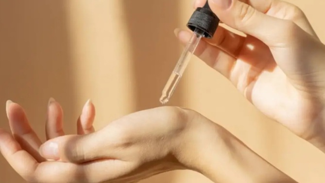 Kulit Cepat Glowing, Yuk Kenali Tips Gampang Pakai Serum Wajah Buat Pemula