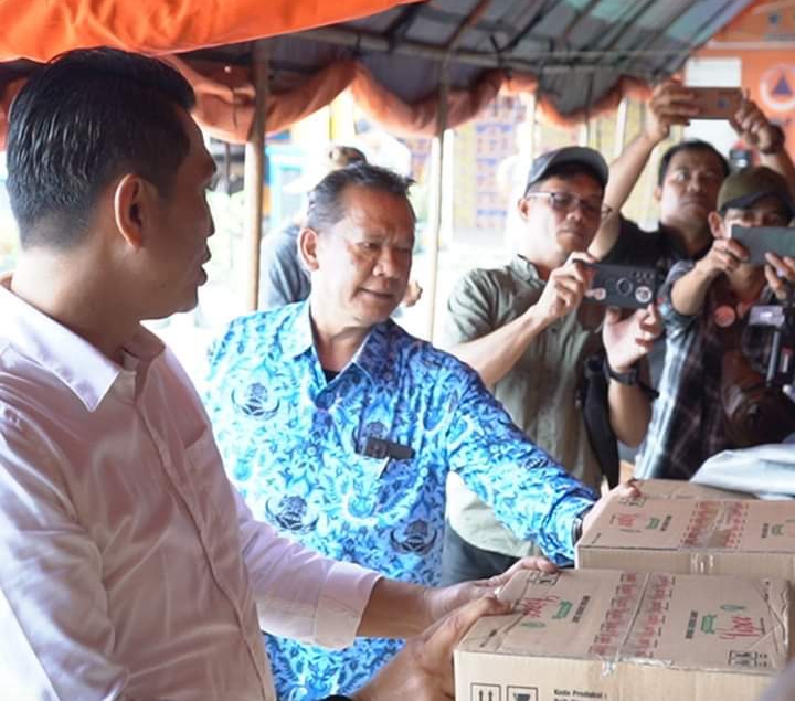 Bupati Batang Hari Fadhil Arief Tinjau Kesiapan Penyerahan Bantuan Logistik Korban Banjir