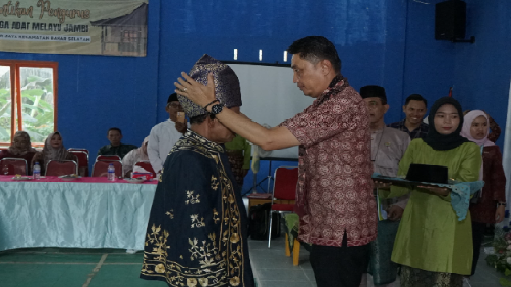 Pj Bupati Kabupaten Muaro Jambi Bachyuni Kukuhkan Kepala Desa Mekar Jaya Sebagai Datuk Penghulu