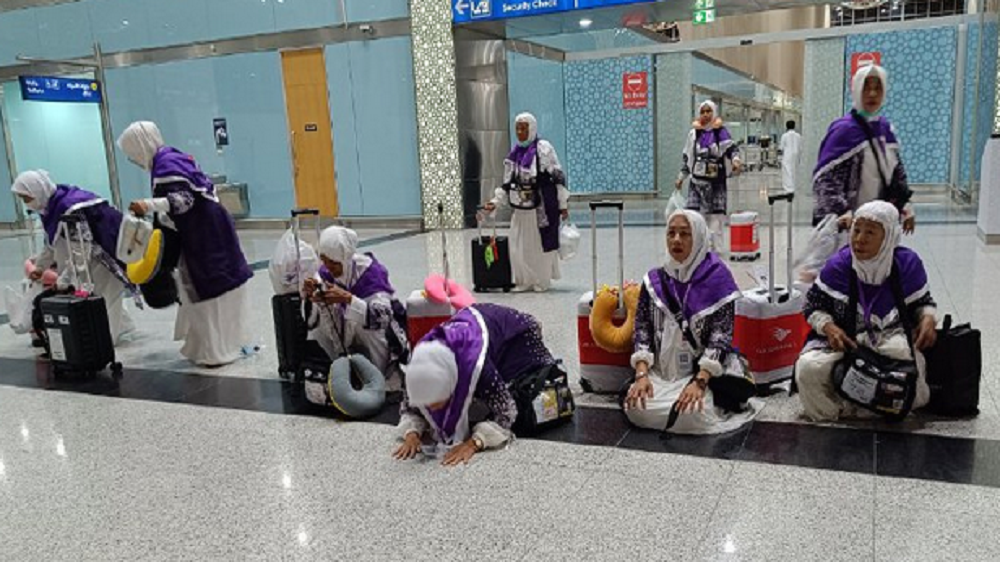 Sayap Pesawat Sempat Terbakar, Jemaah Haji Embarkasi Makassar Sujud Syukur Setibanya Di Bandara AMAA Madinah