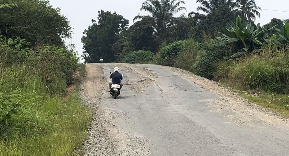 JALAN AKSES UTAMA RUSAK, WARGA HARAPKAN PERBAIKAN DARI PEMERINTAH