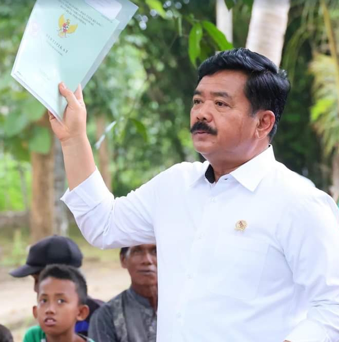 Menteri ATR/BPN Serahkan 205 Sertifikat Tanah Hasil Program Konsolidasi Tanah 