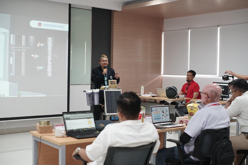 Water Purifier Tenaga Surya dan Pengaman Transaksi Digital Menangkan AHM Best Student 2023