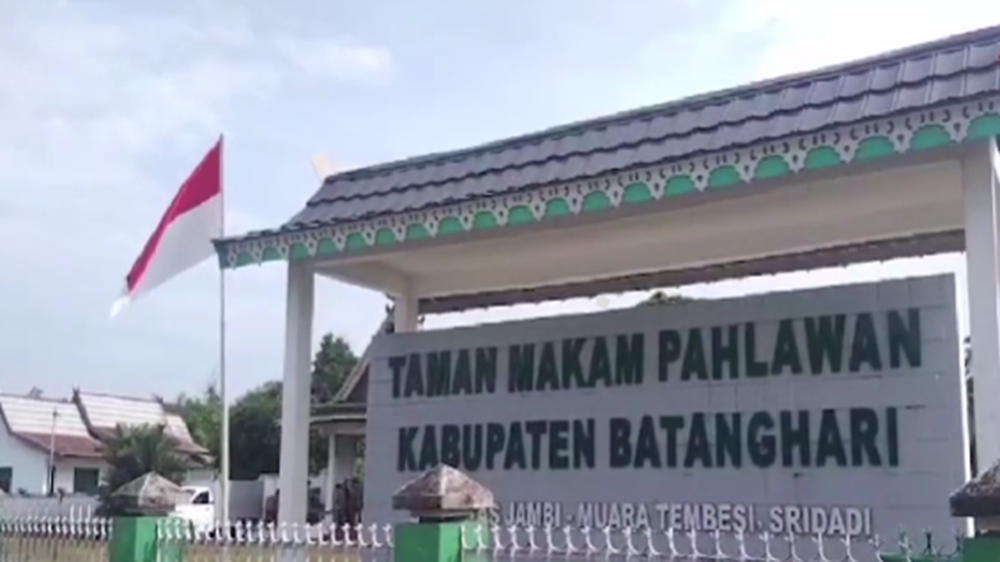 Harkitnas ke-116 Sekda Azan Tabur Bunga di taman Makam Pahlawan Batanghari 