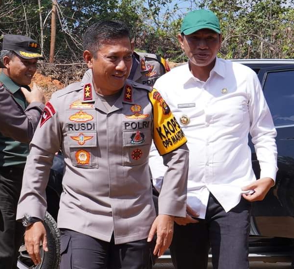 Bupati Fadhil Arief Bersama Kapolda Tanaman Pohon di Batanghari 