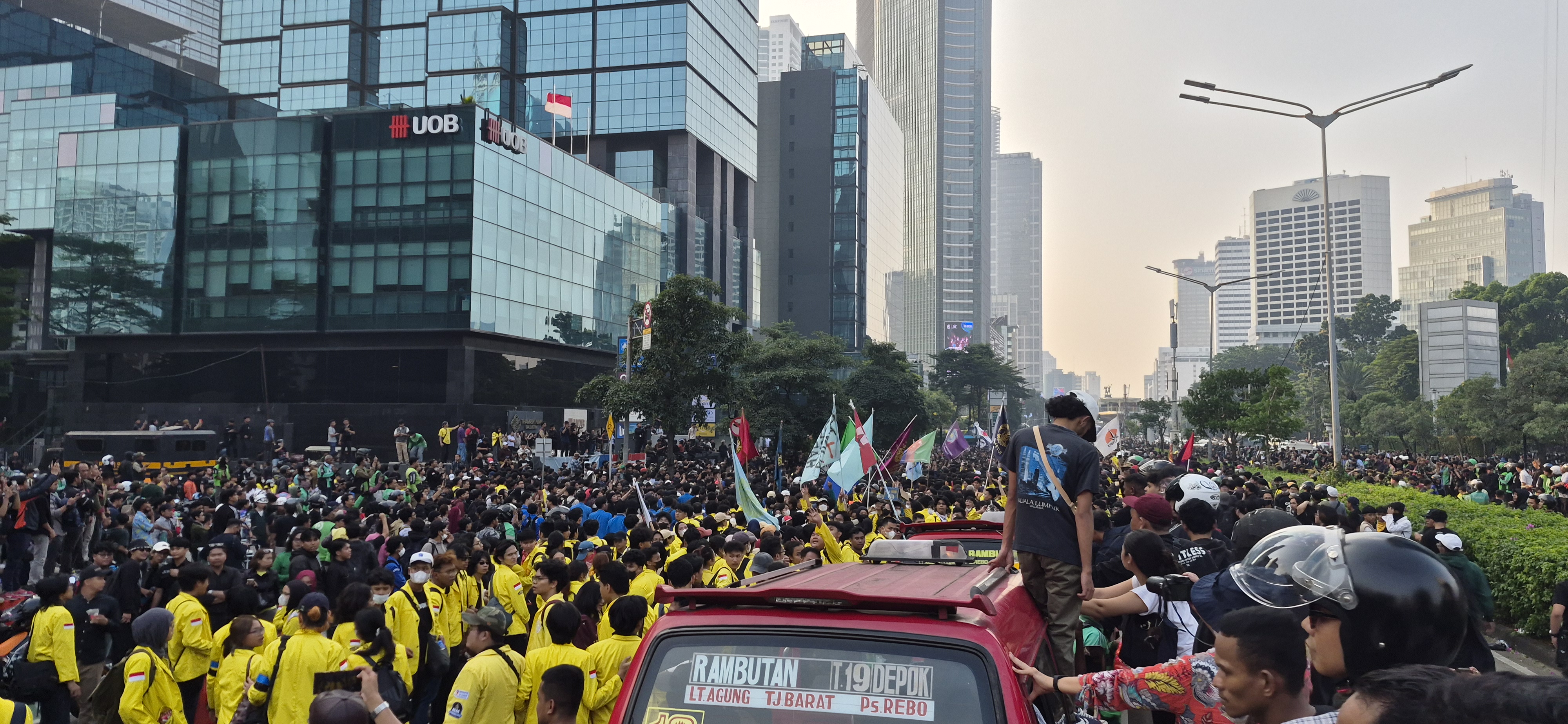 Demo Mahasiswa di Sudirman Memanas, Massa Desak Barikade Polisi hingga Lalu Lintas Lumpuh
