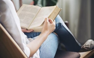 Membaca Buku, Menambah Ilmu Penuh Manfaat