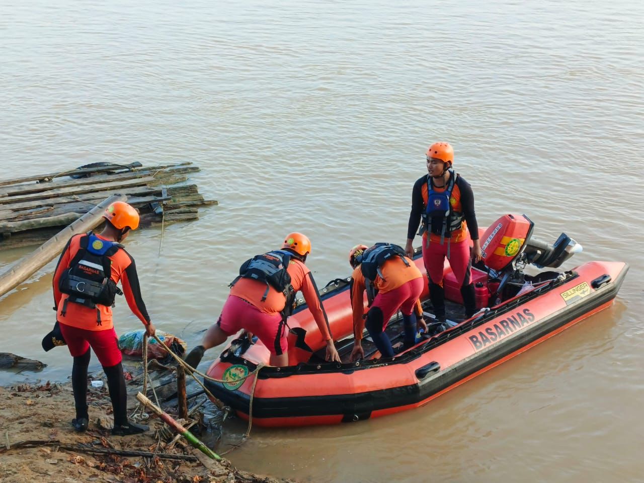 Hari Ke 2, Tim SAR Gabungan memperluas Area Pencarian Korban Tenggelam di Sungai Batanghari