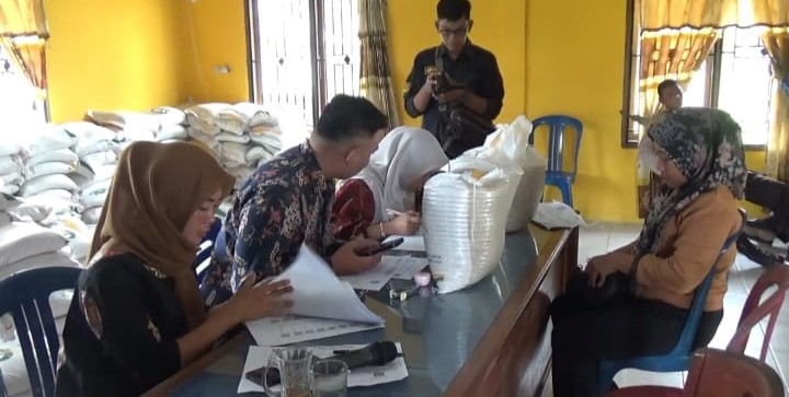 PENYALURAN BERAS PBP, MASYARAKAT ANTUSIAS AMBIL BERAS CBP BULOG