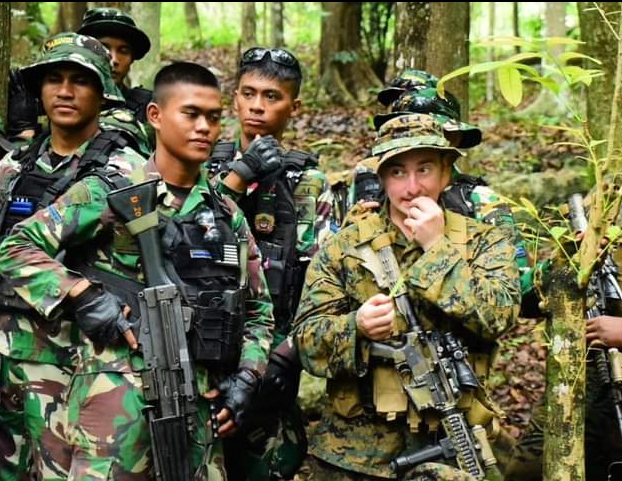 Prajurit Korps Marinir TNI AL dan Marinir Amerika Serikat Berlatih Jungle Survival