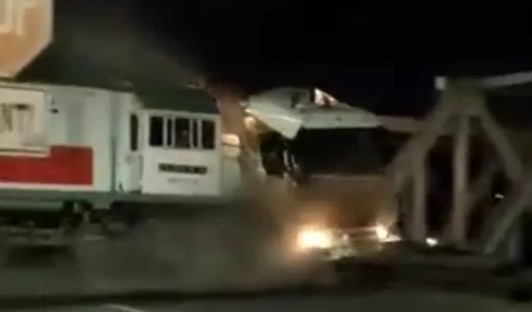 Insiden Tabrakan KA Brantas dengan Truk Trailer di Semarang, Seorang Penumpang Luka-luka