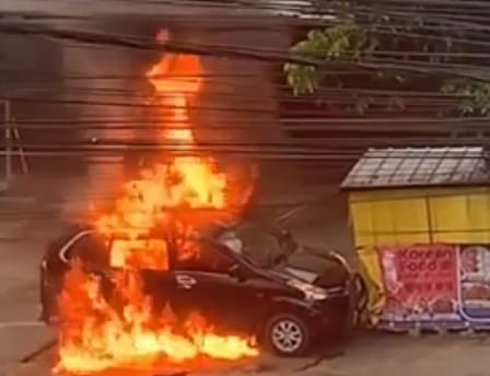 Minibus Diduga Pengangkut BBM Hangus Terbakar Di Jambi