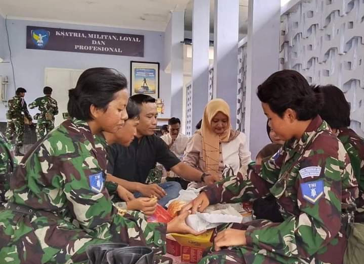 Prajurit Siswa Semaba PK Wanita TNI AU Bertemu Keluarga Pada Momen Idul Fitri