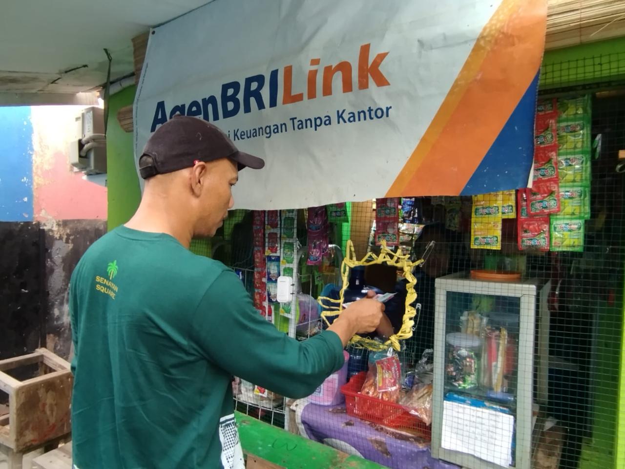 Pahlawan Inklusi Keuangan, AgenBRILink di Tengah Kebun Kelapa Sawit Berhasil Dekatkan Layanan Perbankan dengan