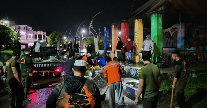 Gerimis Tak Halangi, Bupati Anwar Sadat ‘Sidak’ Pembersihan Drainase di Sekitar Stadion Bhakti Karya
