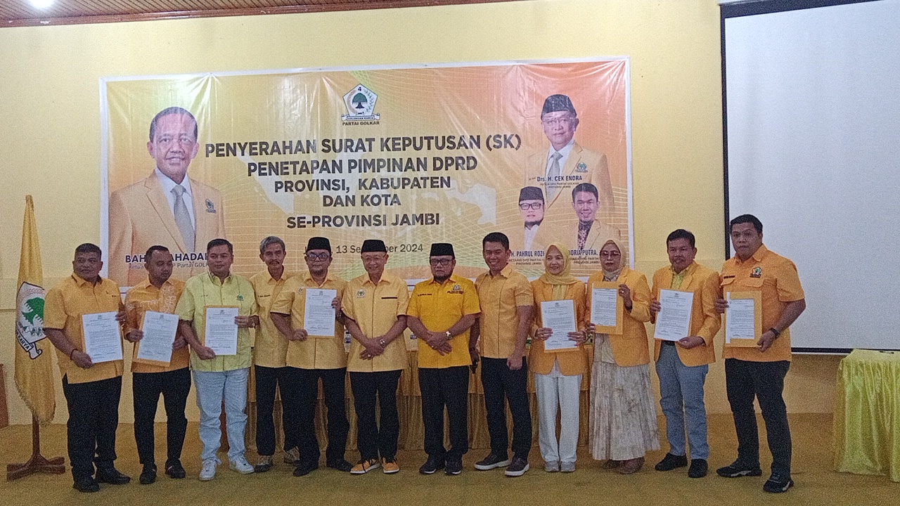 DPD I Golkar Jambi Serahkan 7 SK penetapan pimpinan DPRD Se-Provinsi Jambi 