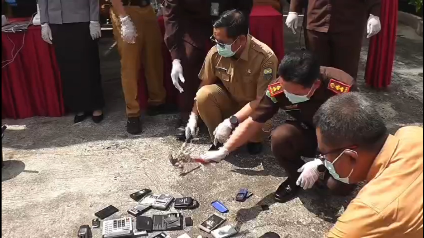 Kejari Muaro Jambi Musnahkan 1,3 Kg Sabu dan Sejumlah Senjata Api Rakitan