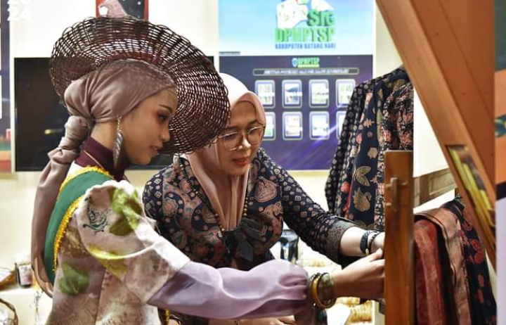 Fashion Show Apkasi Expo 2024, Tampilkan Busana Kabupaten Batanghari 