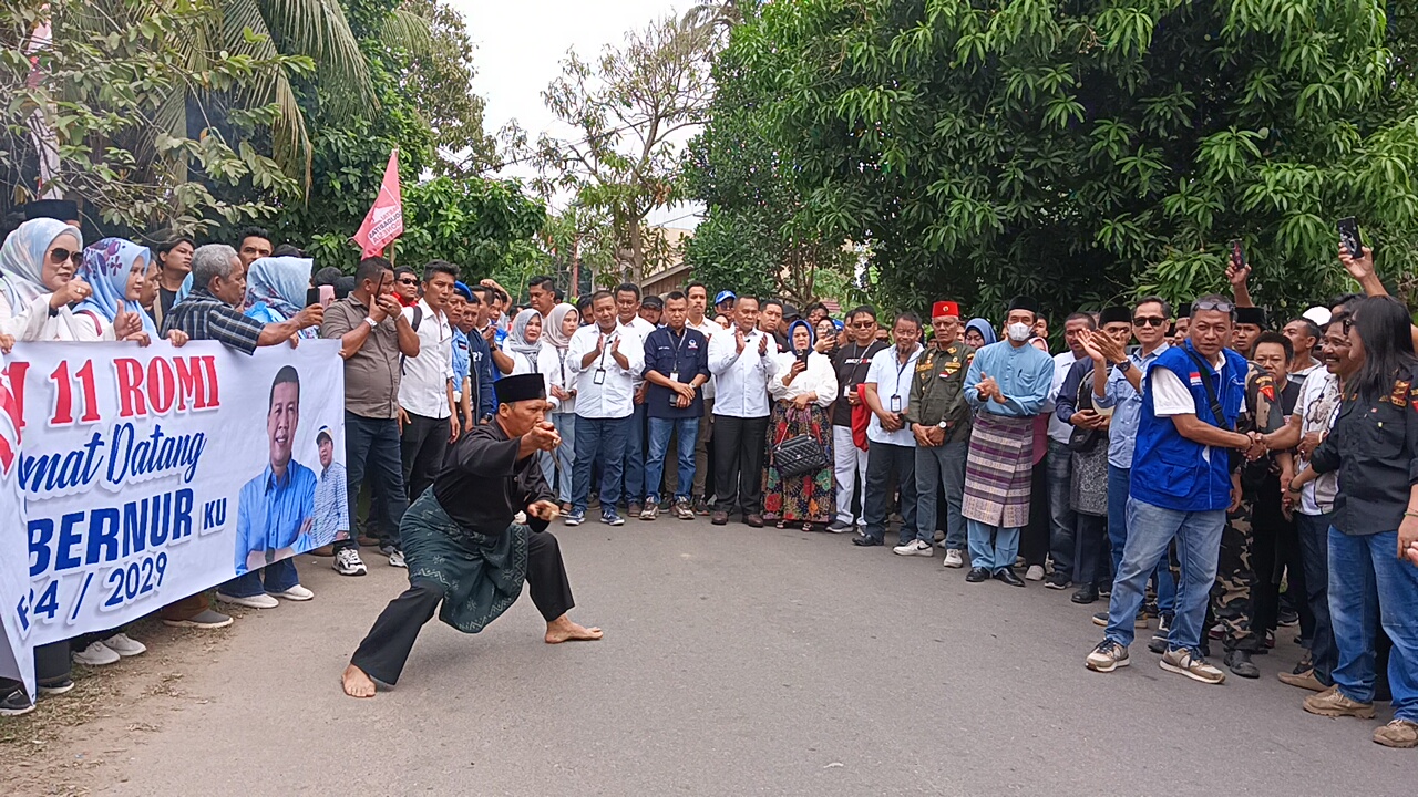 Pasangan Bakal Calon Gubernur Jambi Romi-Sudirman Disambut Tarian Silat di KPU 