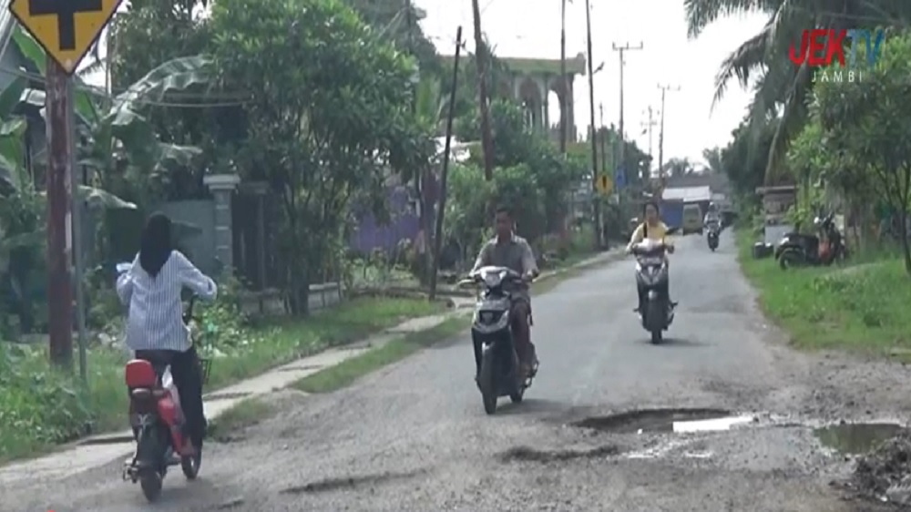 Warga Keluhkan Jalan Berlubang di Kota Kuala Tungkal