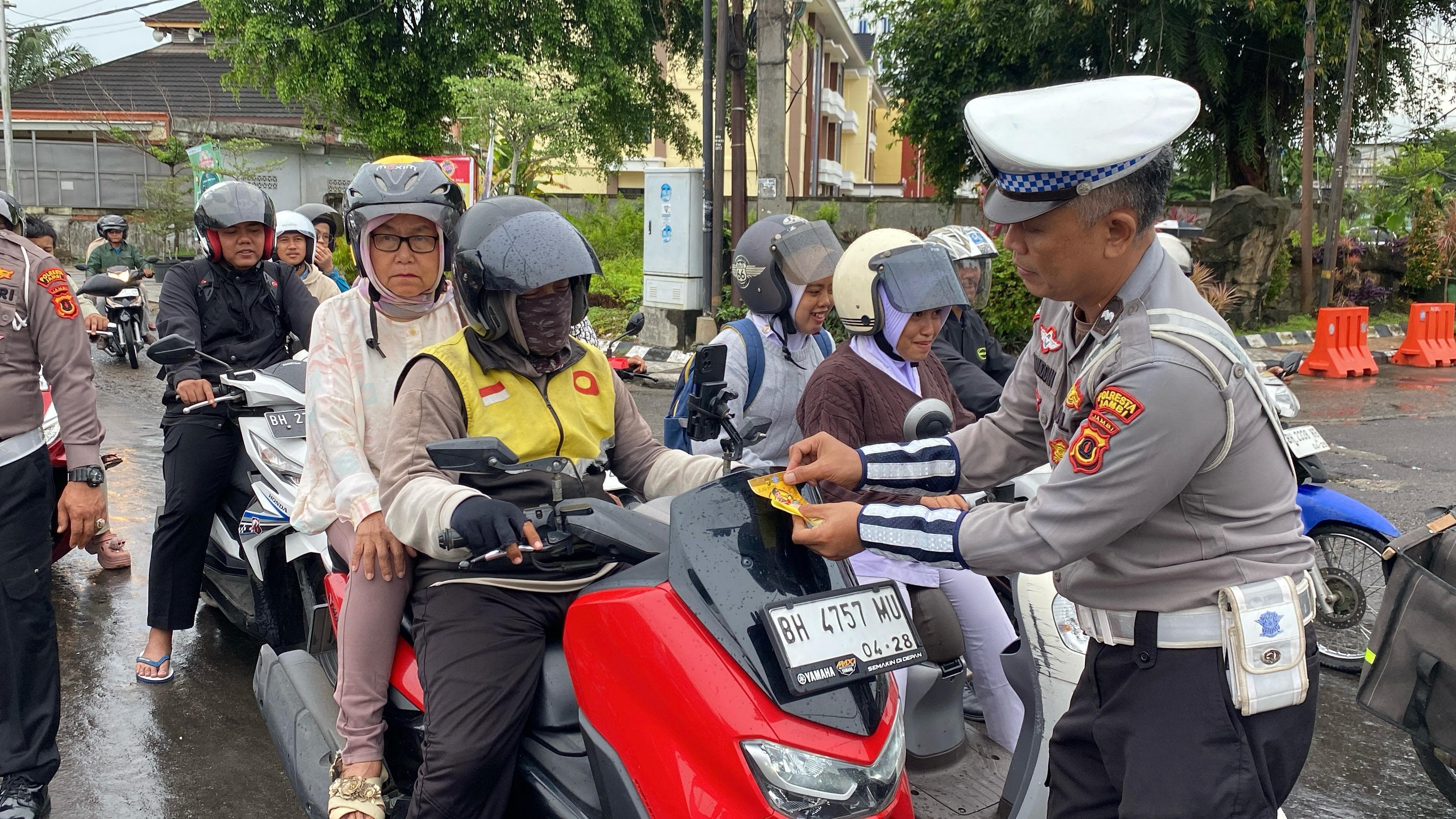 Satlantas Polresta Jambi Gencar Sosialisasikan Hotline Mudik Polri 110 Mudik Aman Keluarga Nyaman