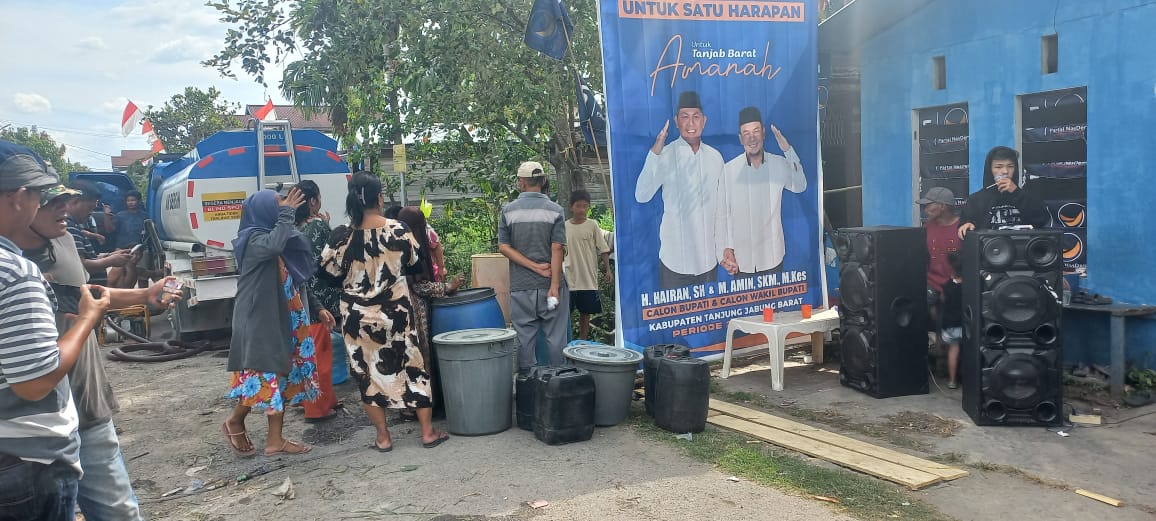 Timses Hairan-Amin Bagikan Air Bersih, Warga Tungkal Harapan Ucapkan Terima Kasih