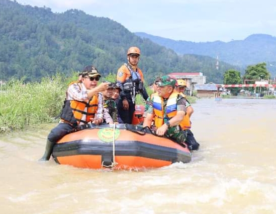 Walikota Sungai Penuh Ahmadi & Danrem 042/ GAPU Jambi Tinjau Korban Banjir