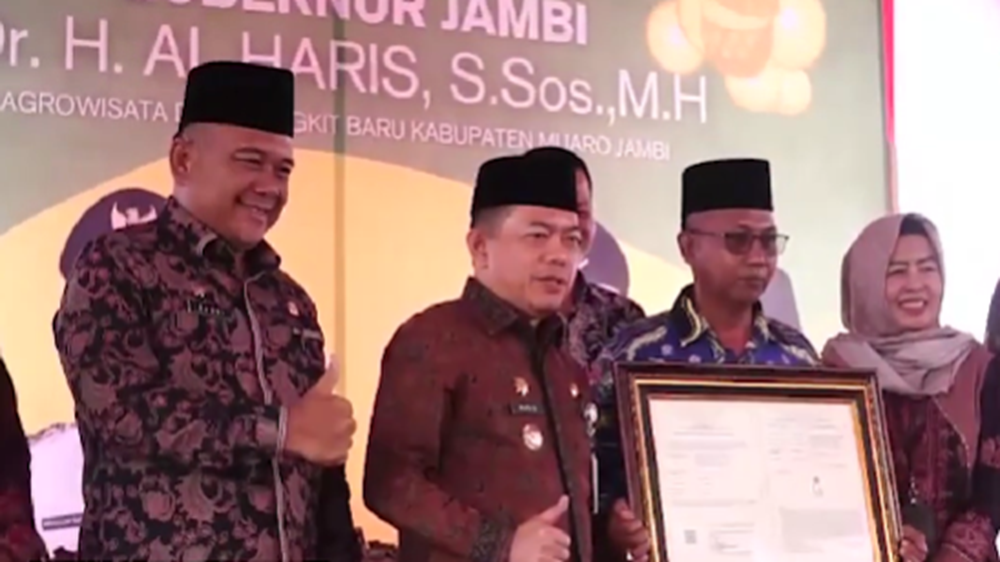 Gubernur Al Haris Serahkan Sertifikat Indikasi Geografis Nanas Tangkit Baru