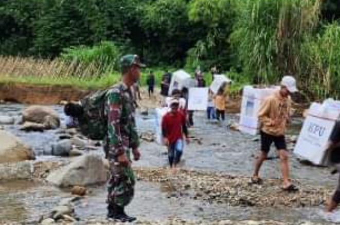 Jalan Kaki Hampir 9 Jam Menelusuri Hutan, Babinsa Kodim 1002/HST Kawal Logistik Pemilu 2024