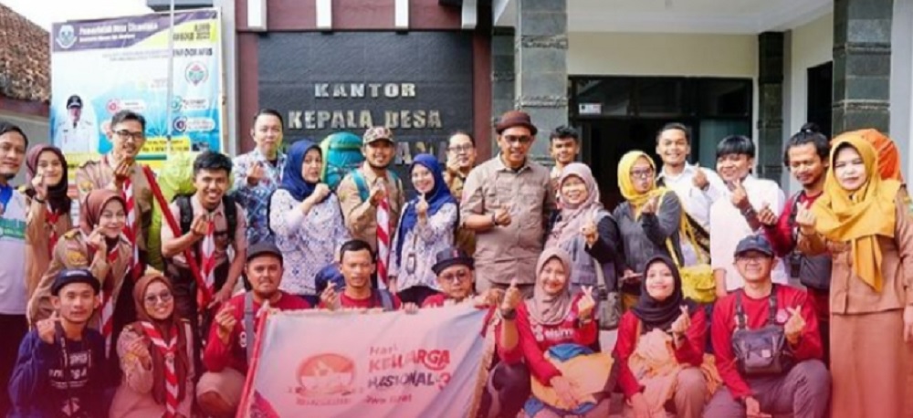 12 Anak Muda Kibarkan Bendera Hari Keluarga Nasional di Gunung Ceremai