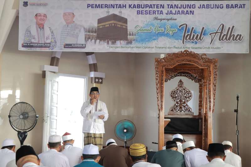 Bupati Anwar Sadat Tunai Shalat Idul Adha di Masjid Syekh Usman Tungkal