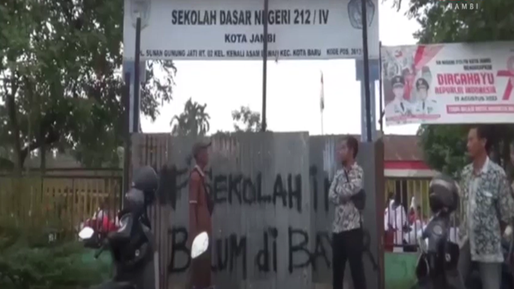 Gerbang SDN 212 Kota Jambi kembali Disegel