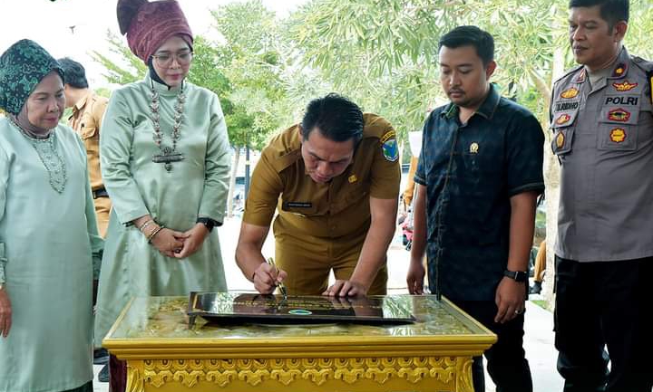 Penandatanganan Prasasti, Pusat Oleh-oleh Kabupaten Batanghari di Taman Tapa Malenggang