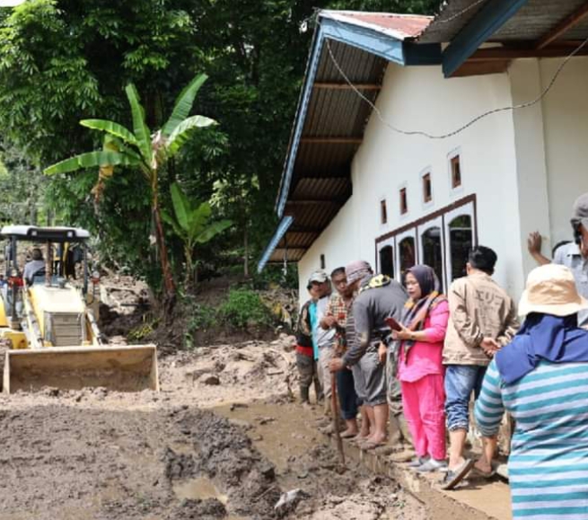 Wali Kota Ahmadi Tinjau Lokasi Longsor dan Banjir Badang di Sungai Bungkal Sungai Penuh 