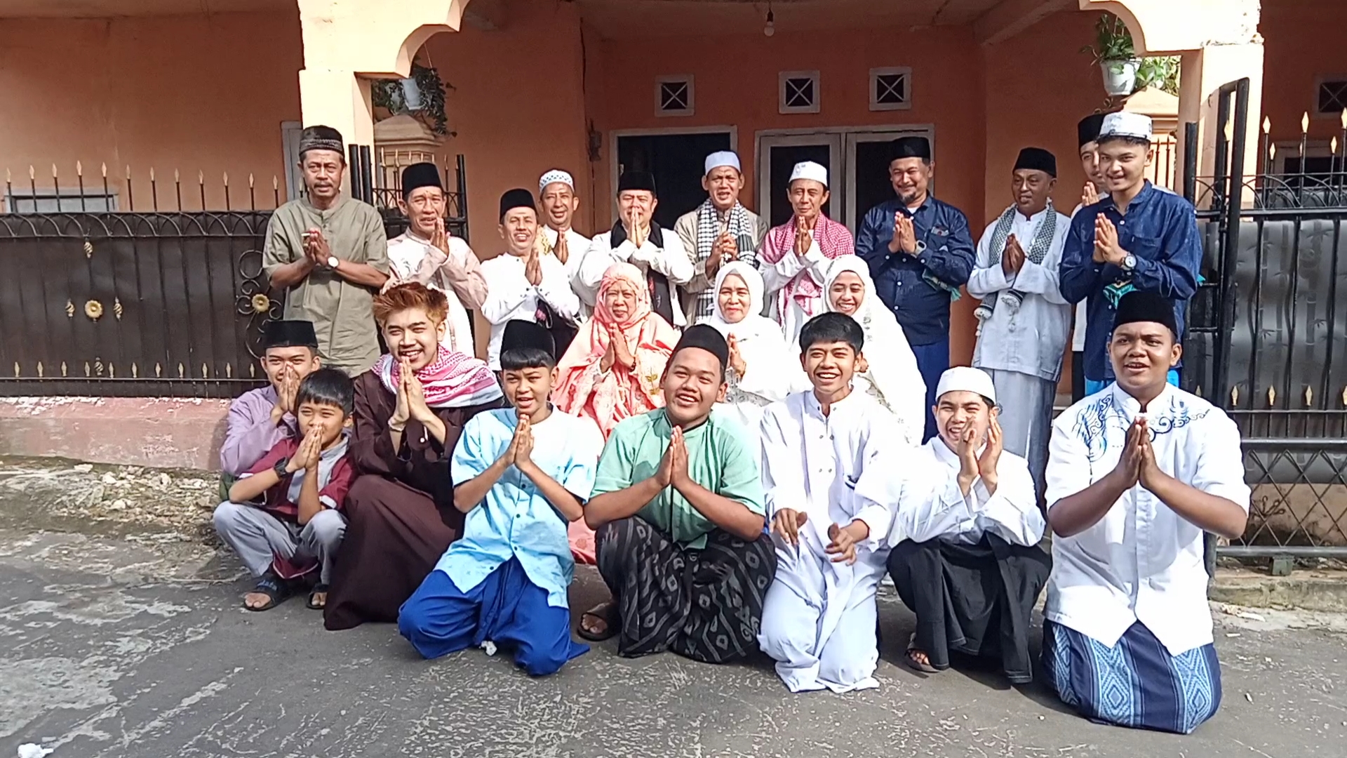 Dewan Ikuti Pelaksanaan Sholat Idul Fitri di Masjid Mahdinatul Jadidah 