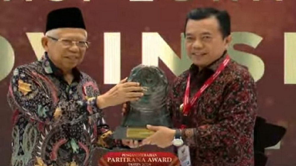 Gubernur Al Haris Terima Penghargaan Paritrana Award 2024